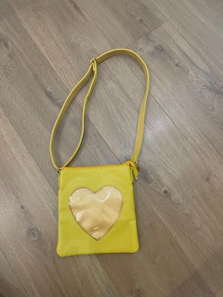 Bolso amarillo cuero con corazón transparente