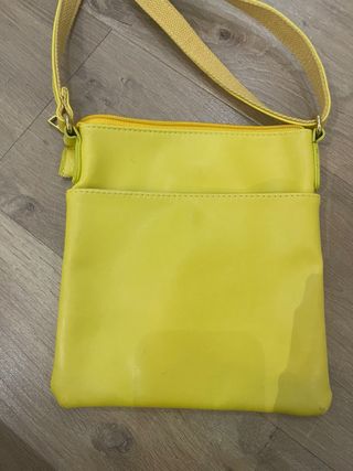 Bolso amarillo cuero con corazón transparente