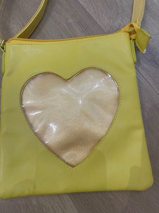 Bolso amarillo cuero con corazón transparente