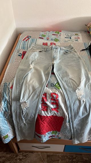 Pantalones vaqueros desgastados