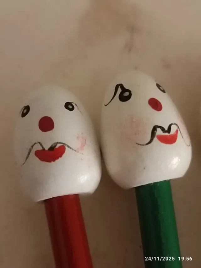 Matite vintage con faccine dipinte