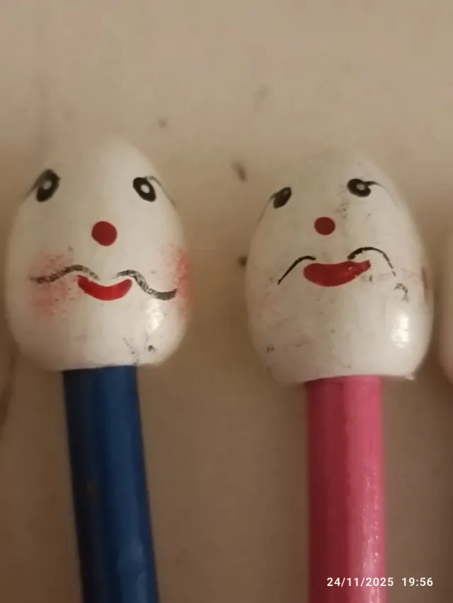 Matite vintage con faccine dipinte