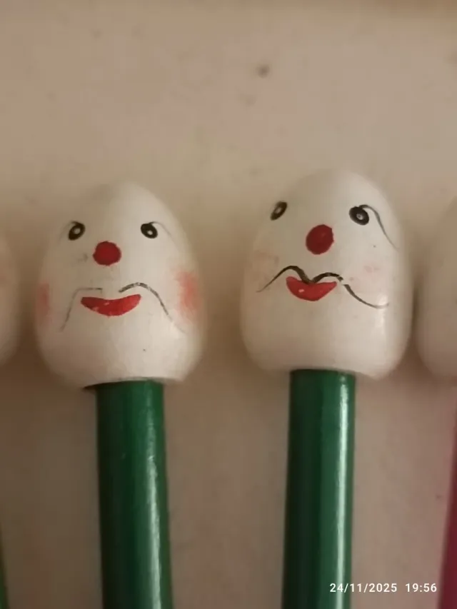 Matite vintage con faccine dipinte