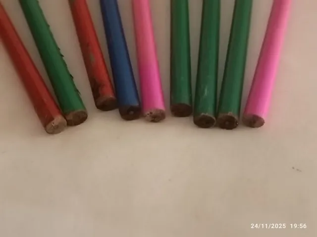 Matite vintage con faccine dipinte