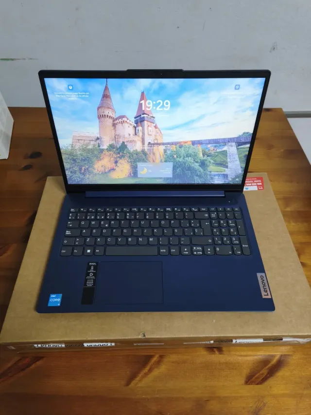 Ordenador Lenovo. Muy poco uso como nuevo