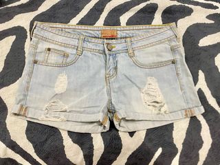 Pantalón corto vaquero Bershka desgastado
