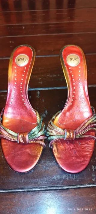 Sandalias Blay doradas y rojas