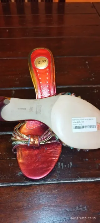 Sandalias Blay doradas y rojas