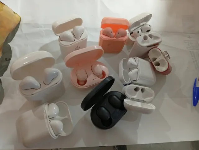 Confezione da 11 auricolari wireless in vari colori