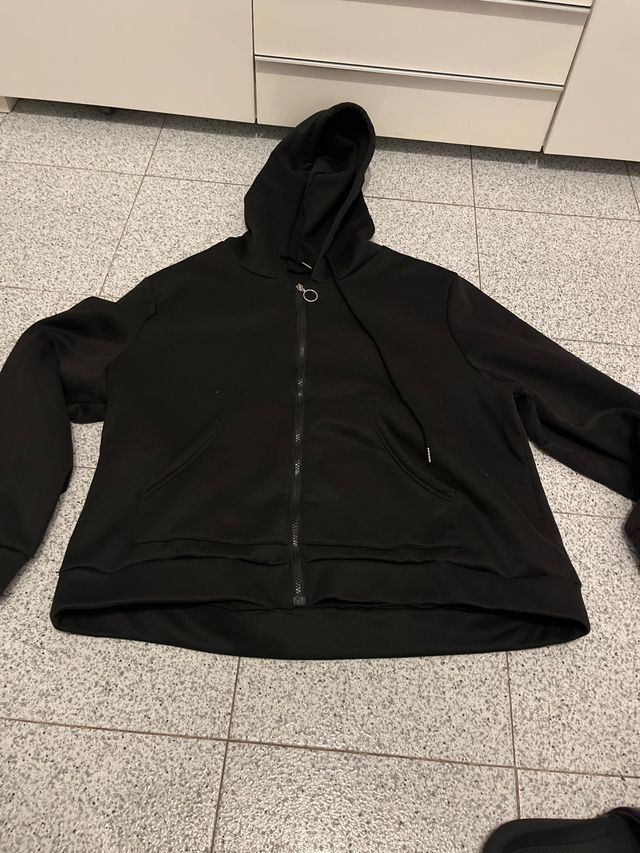 Sudadera con cremallera y capucha negra