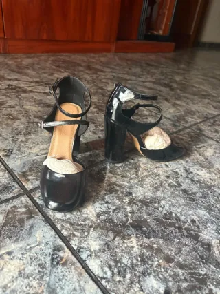Zapatos charol negros Talla 35. Tacón alto .