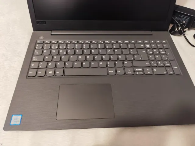 Portátil Lenovo v130 para peças não liga