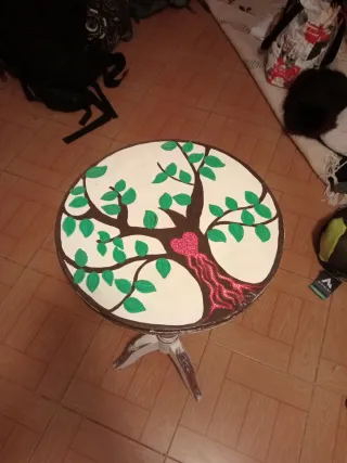 Mesita auxiliar pintada a mano