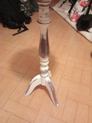 Mesita auxiliar pintada a mano