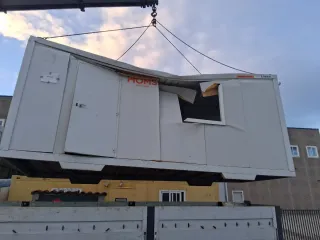 Caseta de obra dañada