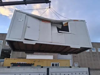 Caseta de obra dañada