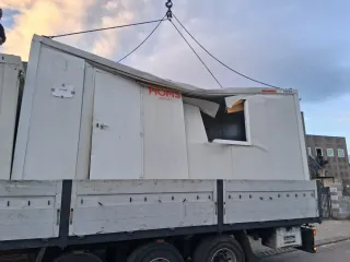 Caseta de obra dañada