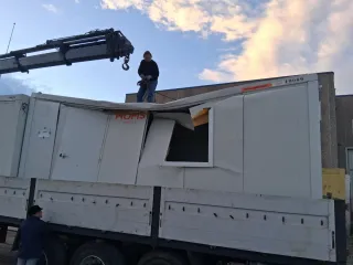 Caseta de obra dañada