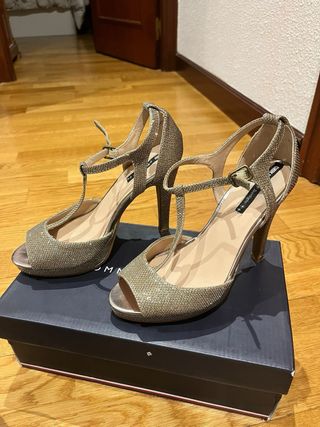 Sandalias doradas y plateadas