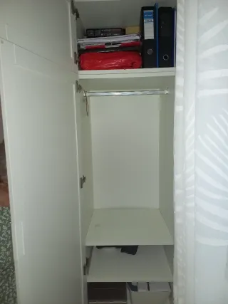 Armario blanco madera con altillo