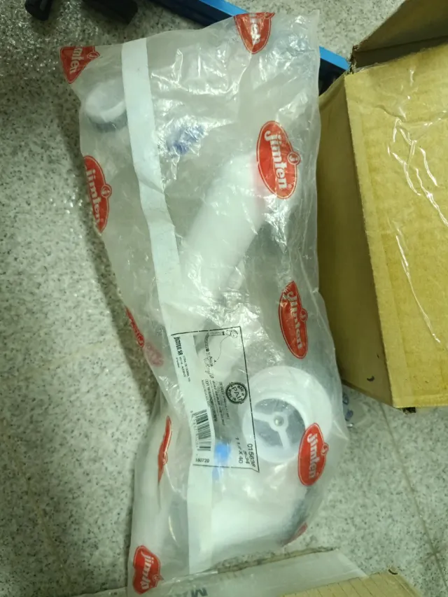 Grifería lavabo metal y plástico