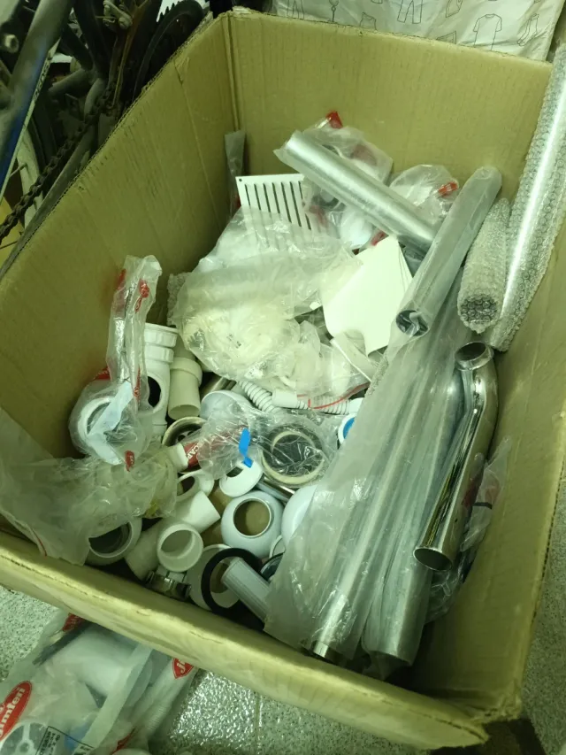 Grifería lavabo metal y plástico