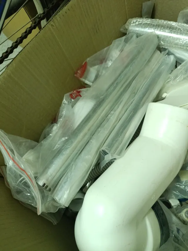 Grifería lavabo metal y plástico