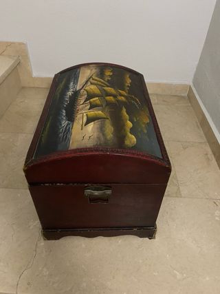 Baúl antiguo decorado con barco