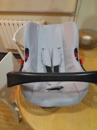 Silla portabebé gris. Grupo0 0-13 Kg