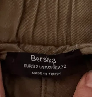 Pantalón Bershka verde oliva
