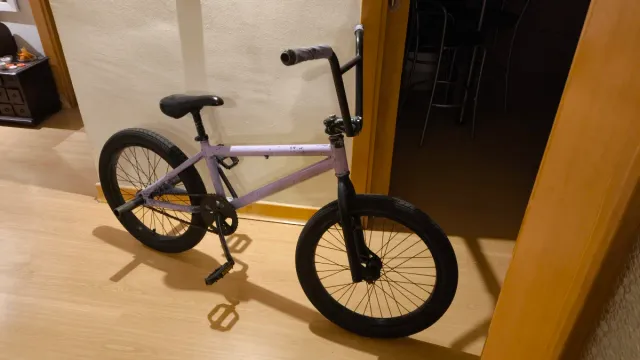 Bicicleta BMX Morada