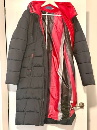 Abrigo largo negro y rojo