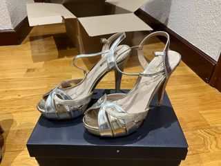 Sandalias de tacón doradas y plateadas