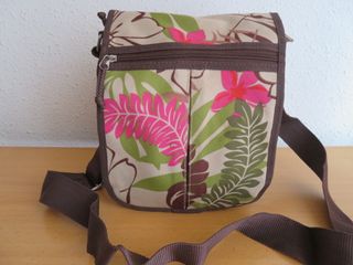 Bolso estampado J. Waltson con correa larga