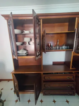 Mueble de salón de madera con vitrinas en Guadix