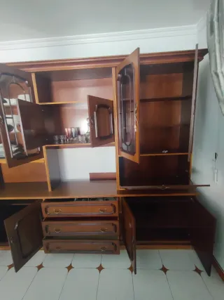 Mueble de salón de madera con vitrinas en Guadix