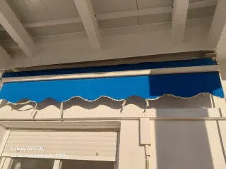 Toldo exterior azul y blanco