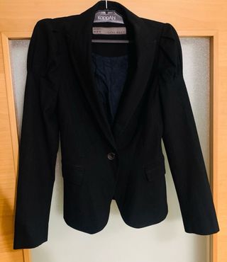 Americana Zara Negra con Hombros Fruncidos