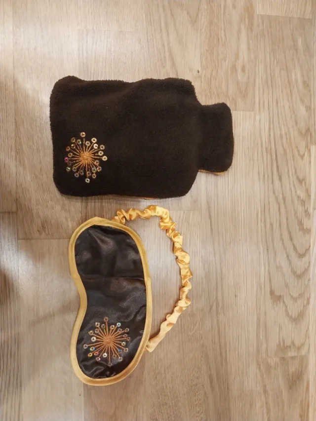 Conjunto antifaz y bolsa gel marron y naranja.