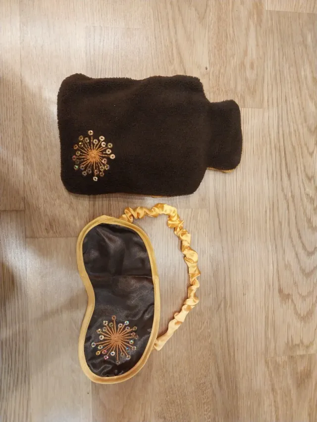 Conjunto antifaz y bolsa gel marron y naranja.