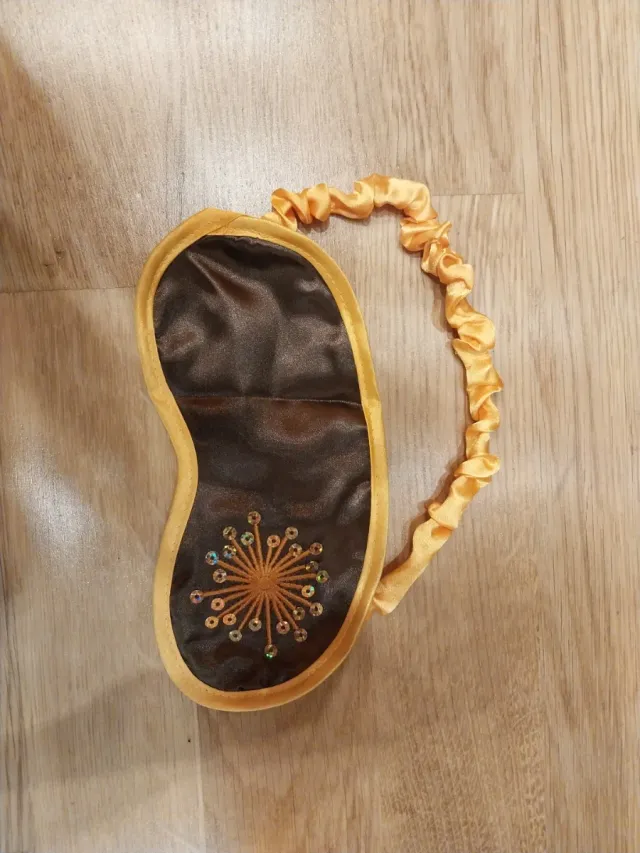 Conjunto antifaz y bolsa gel marron y naranja.