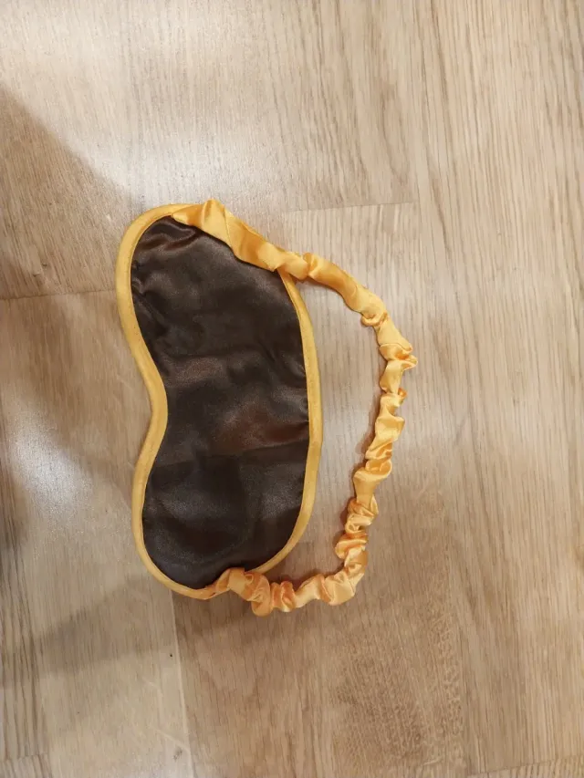 Conjunto antifaz y bolsa gel marron y naranja.