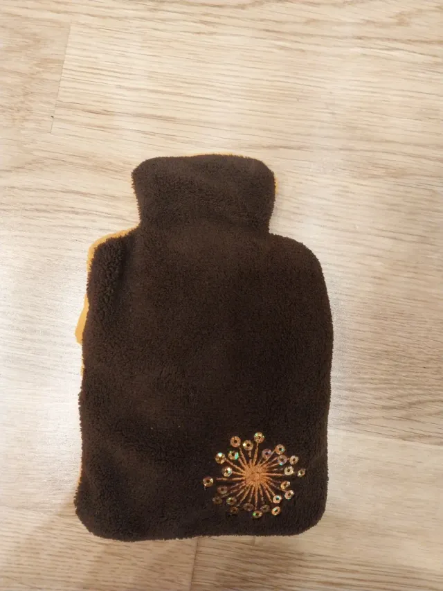 Conjunto antifaz y bolsa gel marron y naranja.