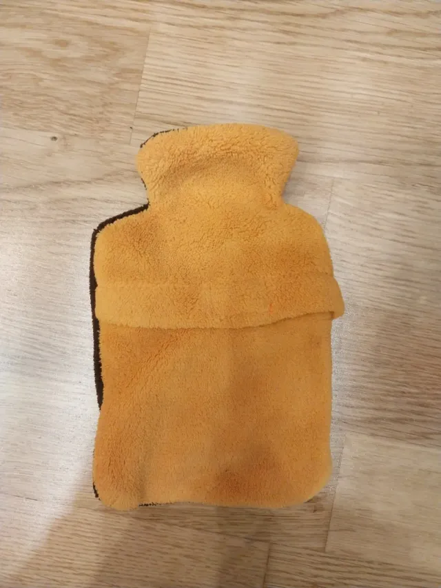 Conjunto antifaz y bolsa gel marron y naranja.