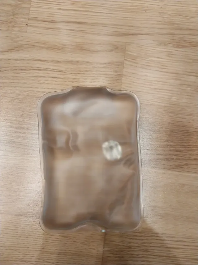 Conjunto antifaz y bolsa gel marron y naranja.