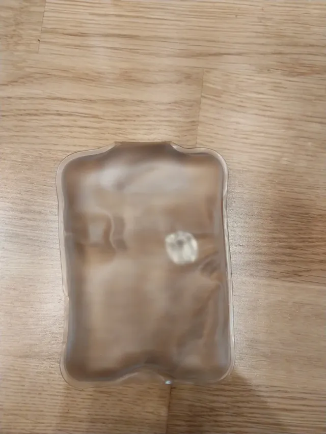 Conjunto antifaz y bolsa gel marron y naranja.