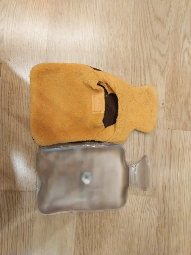 Conjunto antifaz y bolsa gel marron y naranja.