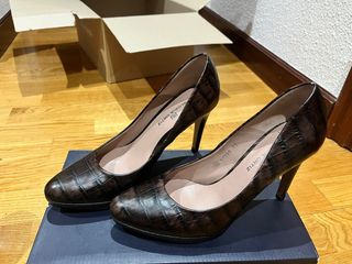 Zapatos tacón Gloria Ortiz piel cocodrilo marrones