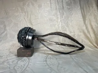 Escultura de Medusa hecha de chatarra