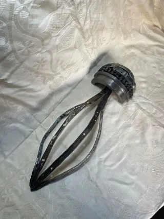 Escultura de Medusa hecha de chatarra